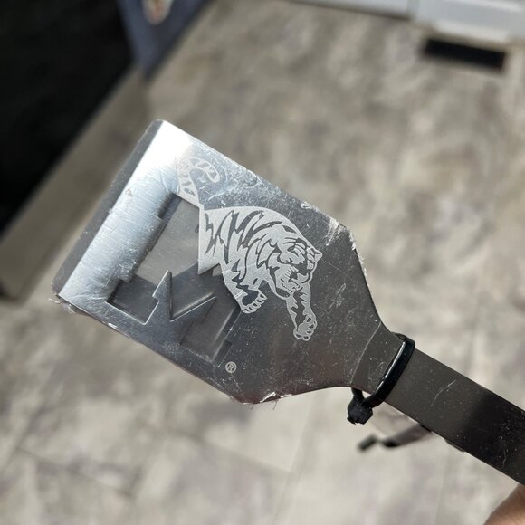University of Memphis Sports Chest BBQ Grilling Tongs Wood & Metal Tiger NEW - Picture 4 of 6